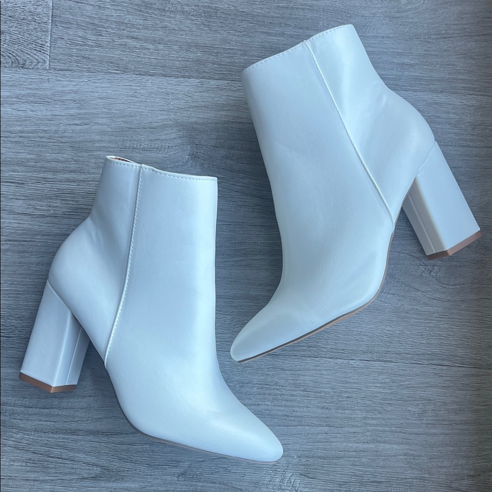 NWOT Madden Girl “Flexx” White Block Heeled Ankle Booties Size 7